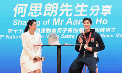 第十五屆全國運動會男子佩劍個人銀牌得主何思朗，以佩劍作比喻，勉勵同學把握機會向目標精準出擊，善用獎助學金積極裝備自己，回饋社會。